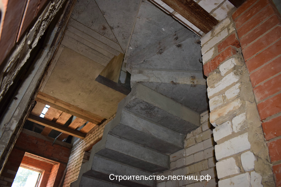 г. Домодедово зеркальная лестница на 180 градусов