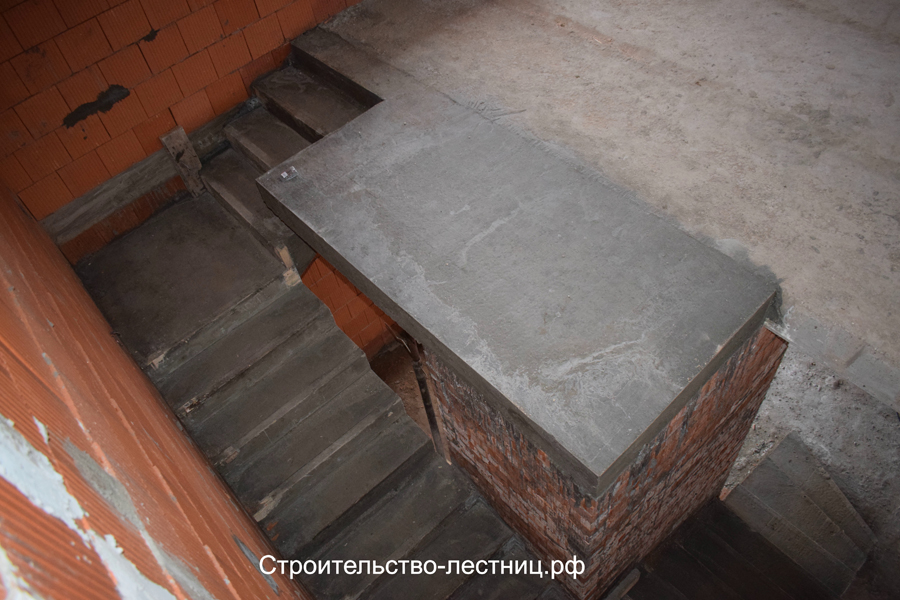 КП Лосиный парк 1 город Щелково, П-образная монолитная лестница с забежными ступенями
