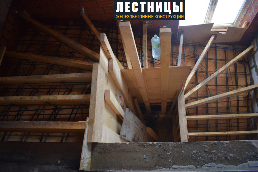 Бетонная лестница в коттеджном поселке «Александровский»