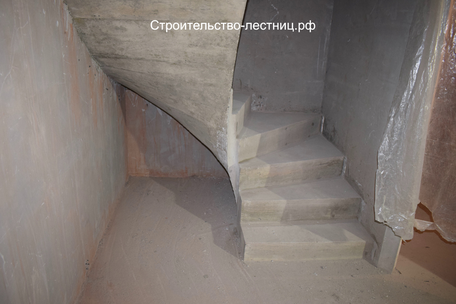Бетонная лестница на 180 градусов КП Кронбург Москва​​​​