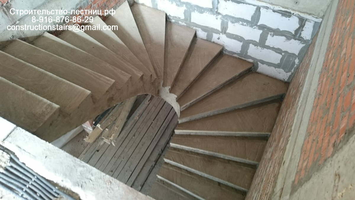 Монолитная лестница с забежными ступенями на 180º в Сколково