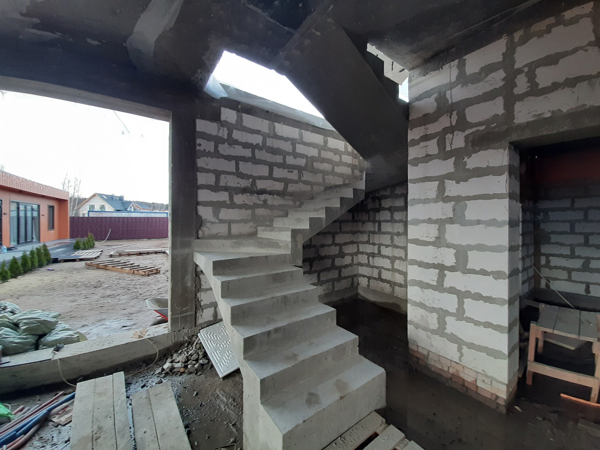 Бетонная лестница в городе Королев. КП 'Дворянское озеро'