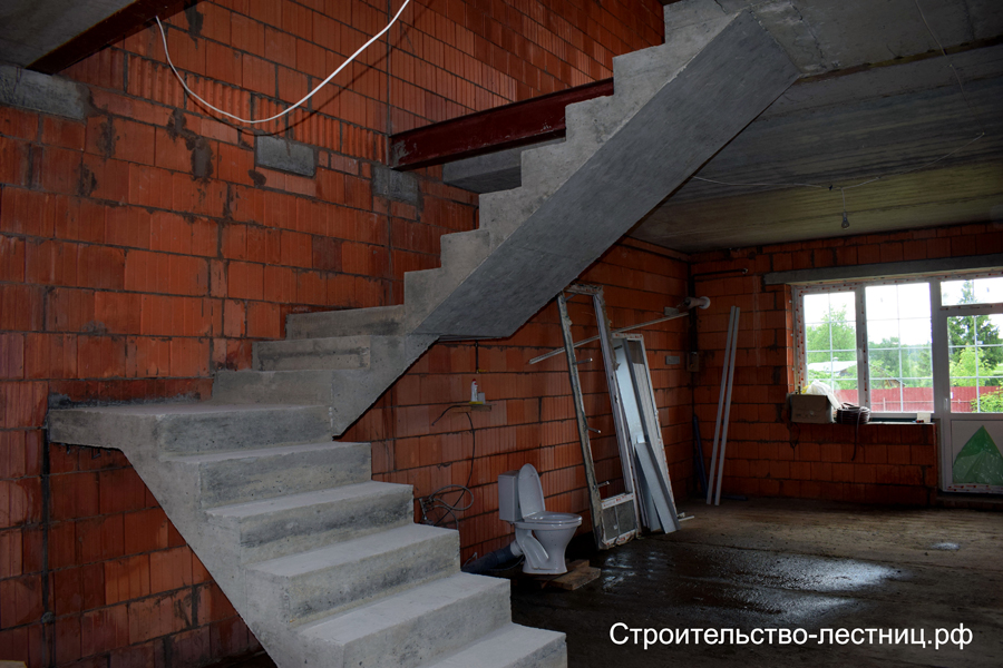 Бетонная лестница с двумя площадками