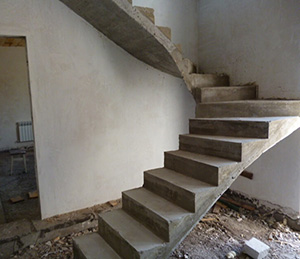 забежная лестница из бетона М200-250 в ЖК Александрия Таун